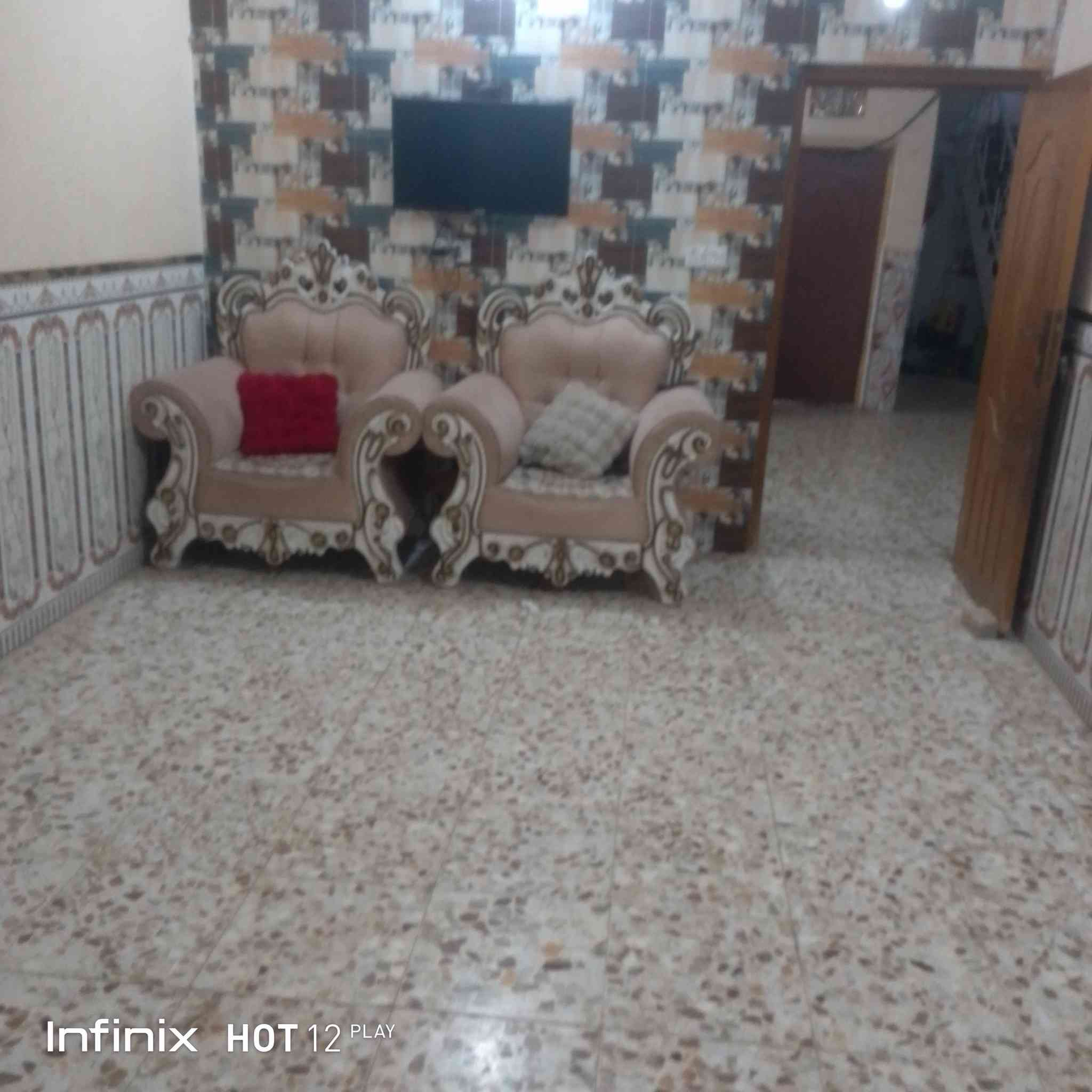 سلام عليكم  بيت للبيع قاطين منطقة العابره الاولى مساحه 125السعر 90وبي مجال بسيط الشراي يتصل ***********//***********
