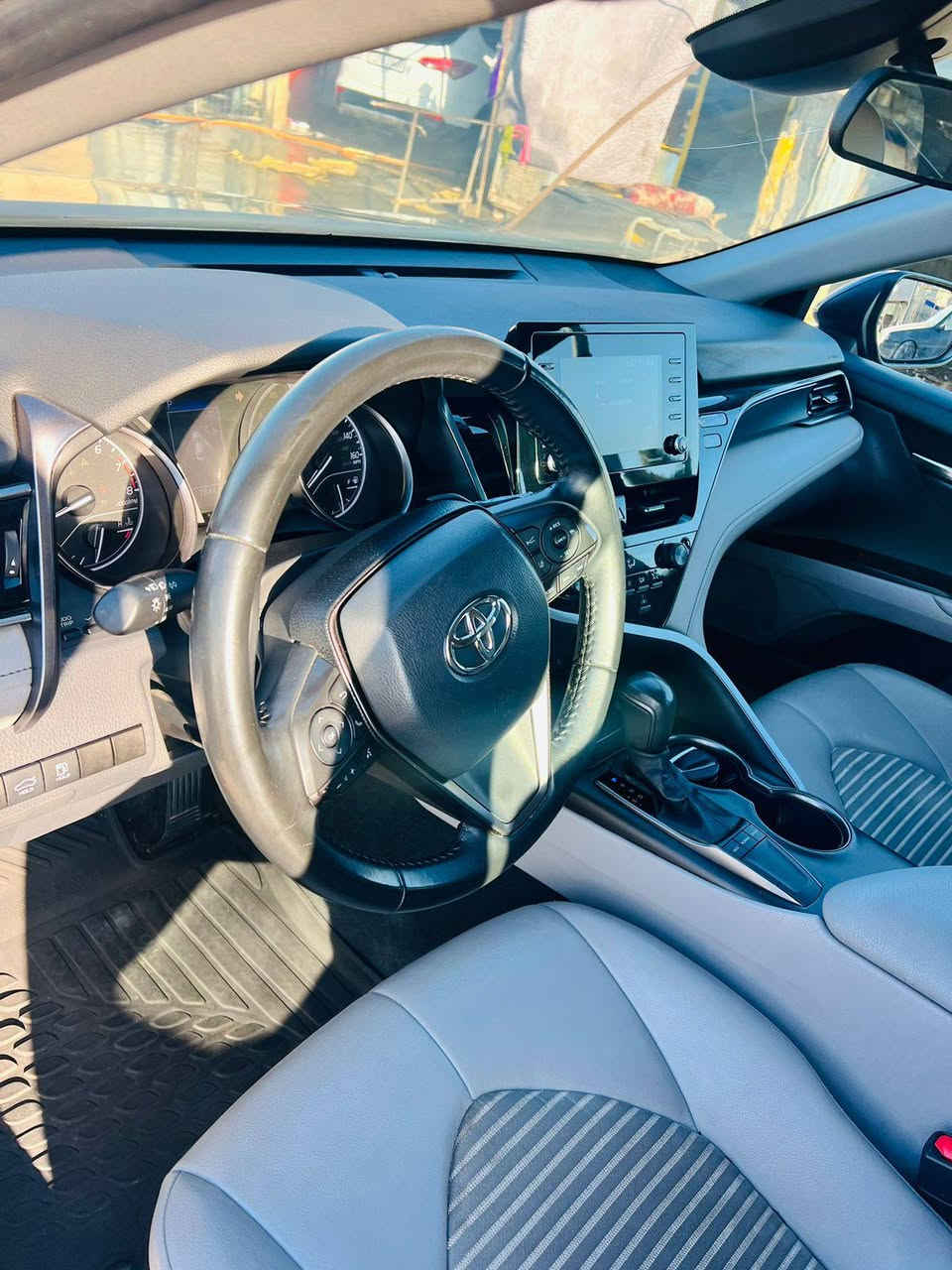 كامري se موديل 2023 ماشي 68 ميل ضرر جاملغ خلف وباب خلف بلا دواخل شرط  بچم وصندوق كبس وسعر مناسب ***********
