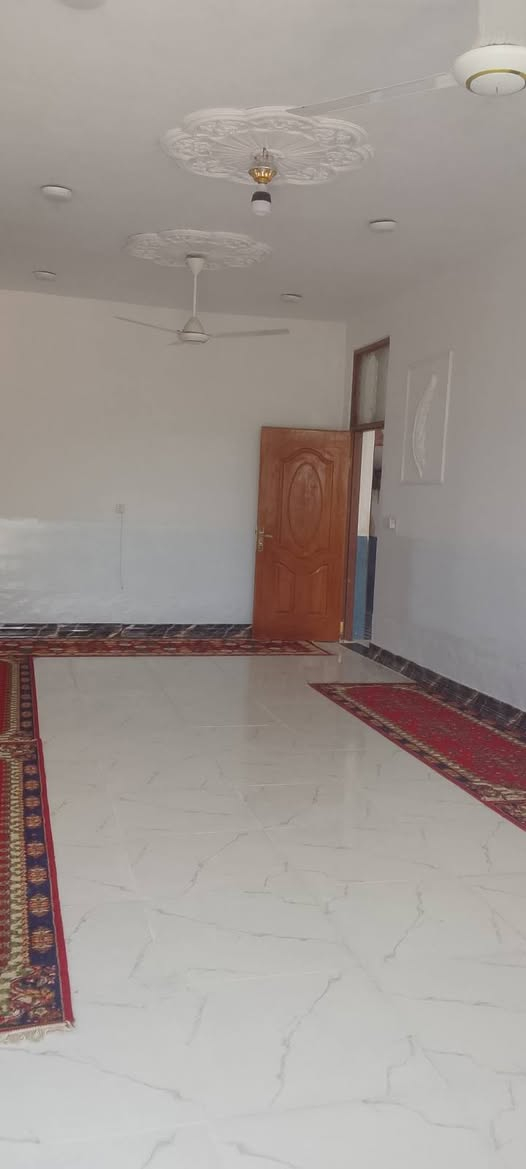 السلام عليكم ورحمه دونم مع بيت حديث بناء درجه اولى يحتوي على ثلاثة غرف نوم صاله 50مترمربع استقبال 9متر أحد الغرف سويت صحيات داخل وخارج تحتوي الأرض على 40 نخله قسم منه حمال شتلات رمان وعدد من الشجار الضليه صنف الأرض اصلاح زراعي عقد 17    دونم من اصل 20دونم العنوان بابل أبو غرق خلف مجمع الكوثر ***********
