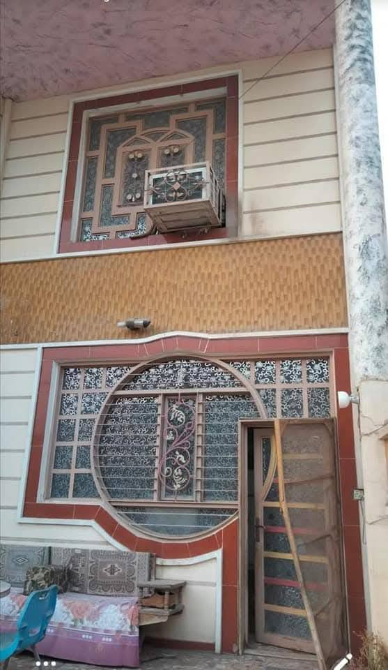 سلام عليكم بيت في حي الجامعه طابقين 200م بناء حديث يحتوي على 6غرف نوم وصاله واستقبال  وتخاريج وبناء درجه اولى مال جنيان السعر مناسب خاص للاستفسار على ارقام التاليه***********
