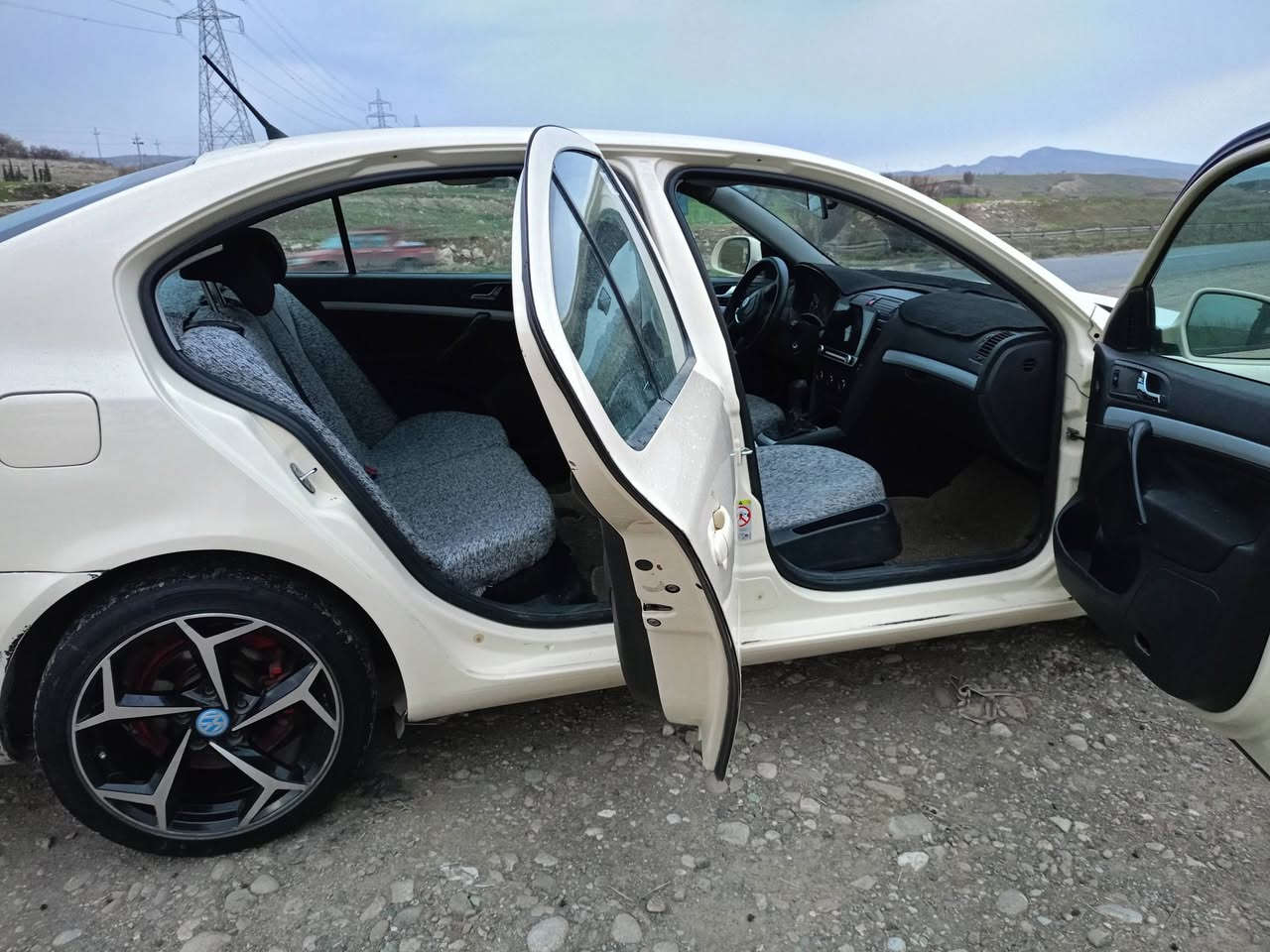 سكؤدا 2012 مه كينه 20 كير عادي، سه نه وي تا 2030تا زه يه، گيرومه كينه به شه ت، ته بريت ساردو كه رم ئيشده كات،  شاشه ئا يپات،جام كاره با،قوفل مه ركه زي ،لايت زينؤنه ،چوارويلو تايه ي سپورتي له ژيره، 4 پارجه ي بؤياخه  سه ياره كه مالي دؤسته،ته حويل برا وة خرامه به شه رت سعري 93 كه لا، شوين بازيان ***********
