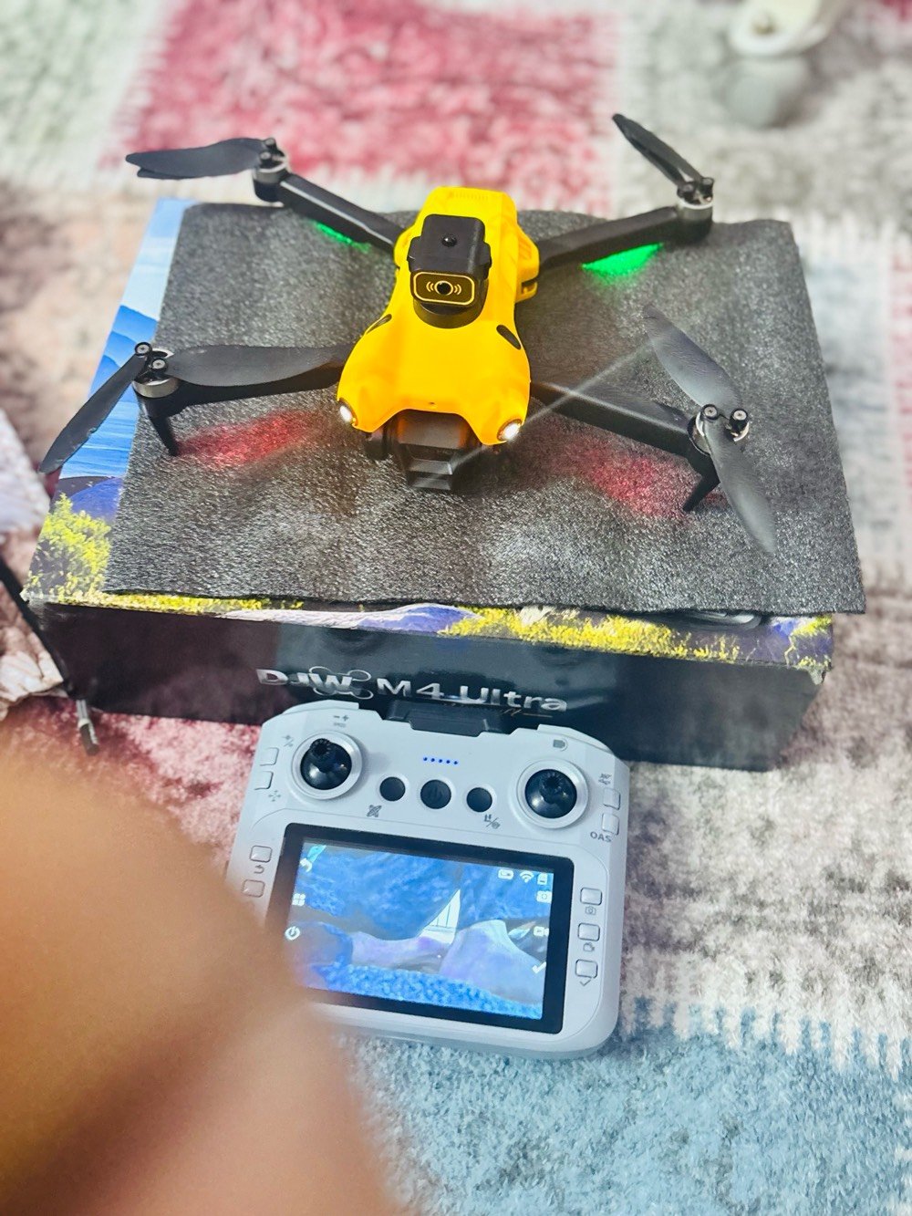 درون لعب وتصوير تصويره HD (720p)
بيه كامرتين اماميه وجواها تحكم سلس 
ريش اضافيه طياره مستخدمه نضافته 90‎%‎
بيه ضربه خفيفه متئثر  بس حبيت اصوره 
مكاني واسط مركز المدينه