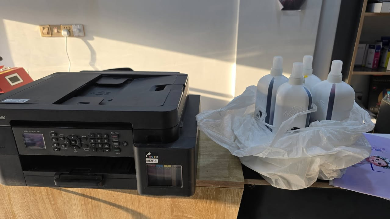 بيع طابعة   مع احبار
الاستخدام اقل من شهر 
سبب البيع :  لدينا اكثر من طابعة
 السعر  مع الاحبار 340 واكو مجال

مواصفات
📌 الطراز: Brother MFC-T930DW
📌 النوع: طابعة بخزان حبر قابل للتعبئة + ماسح ضوئي + ناسخ + فاكس (All-in-One) �
📌 وظائف: طباعة – مسح ضوئي – نسخ – فاكس �
📌 تقنية الطباعة: خزان حبر (Ink Tank) �
📌 سرعة الطباعة: ~17 صفحة/دقيقة (أسود) و ~16.5 صفحة/دقيقة (ألوان) �
📌 دقة الطباعة: حتى 1200 × 6000 dpi (جودة عالية) �
📌 الطباعة على الوجهين: تلقائية (Duplex) �
📌 سعة الورق: حتى 230 ورقة (150 + 80) �
📌 ماسحة ضوئية: حتى 1200 × 2400 dpi �
📌 وحدة تغذية المستندات التلقائي (ADF): نعم، حتى 20 ورقة �
📌 الاتصال: USB 2.0، Wi-Fi، Wi-Fi Direct، Ethernet �
📌 شاشة: شاشة LCD ملونة صغيرة للتحكم بالإعدادات �
📌 الأبعاد والوزن: تقريبًا متوسطة الحجم وخفيفة لاستخدام منزلي أو مكتبي �


**إذا كنت صاحب هذا الإعلان وتريد حذفه لأي سبب، رجاءا أرسل رسالة إلى الدعم الفني**