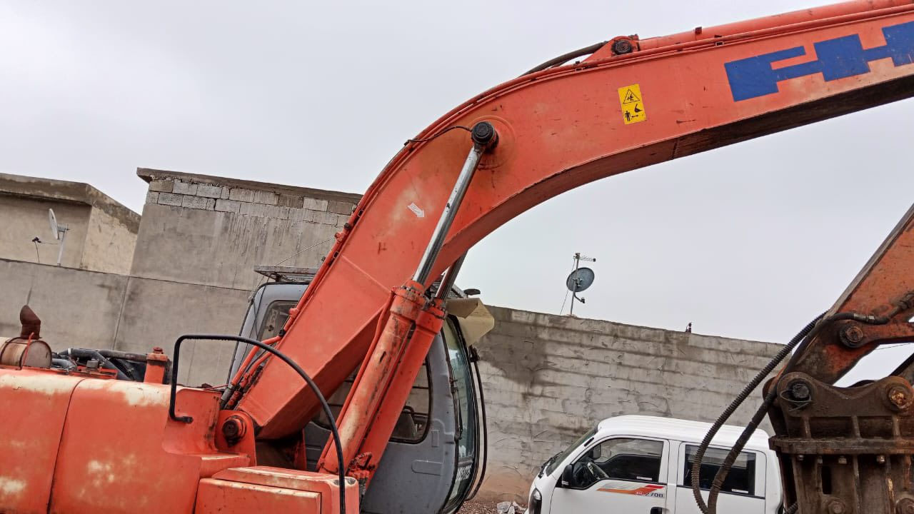 السلام عليكم للبيع حفارة فيات هيتاشي مكفوله موديل ٩٩/رقمها شمالي  مكان الحفارة كركوك 
حجم /٢١٥ تبريد مأسية نقارة السعر ٢٩٠$وبيها مجال 
رقم صاحب الحفارة /***********
