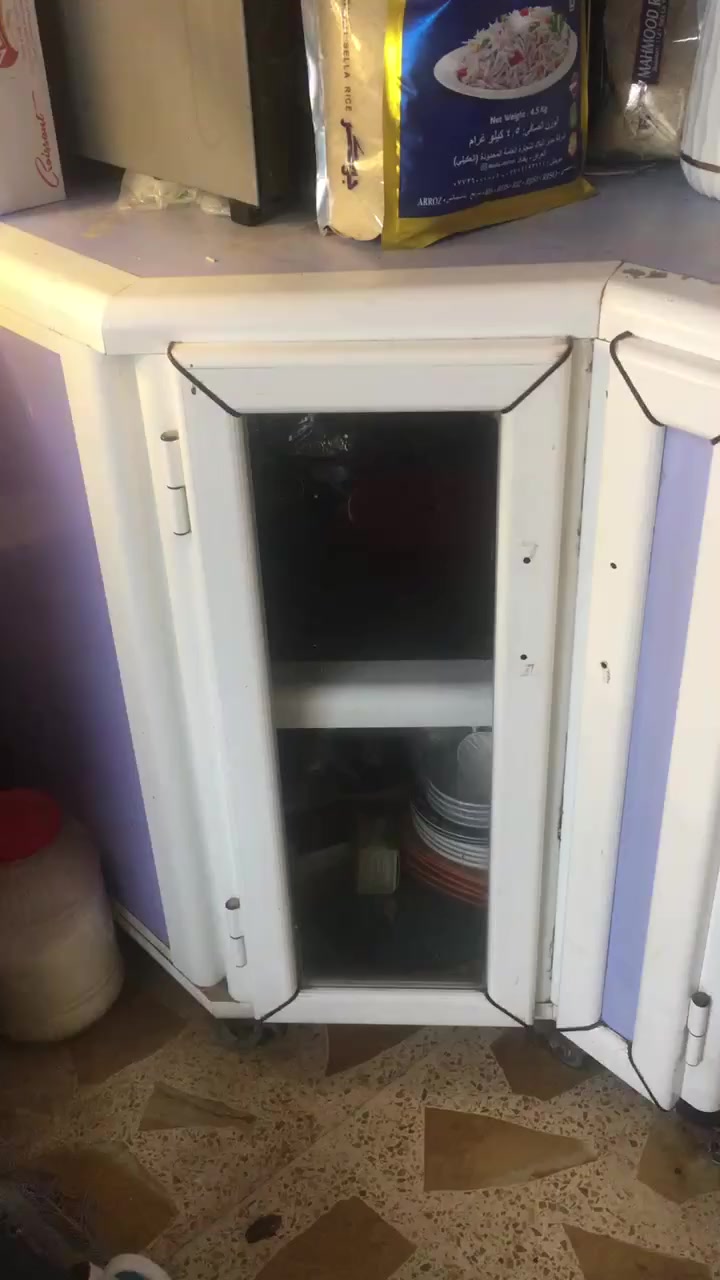 قطعتين كاونتر المنيوم قطعة تعليق ثلاث ابوابمع زاوية مطبخ سعرهن ٥٥ الف واتساب ***********
