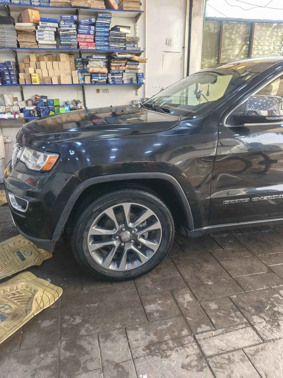 السلام عليكم جيب كراند شيروكي موديل ١٨ لمتدد فول جنطة كهرباء ام الرادار وبيها كافة المواصفات فول فتحة بلسقف امريكي بيها جاملغ وبنيد والباقي مكفول بدون ايرباك والسعر ٢١٥ قفل ‏‪***********‬‏ رقم بغداد باسمي
