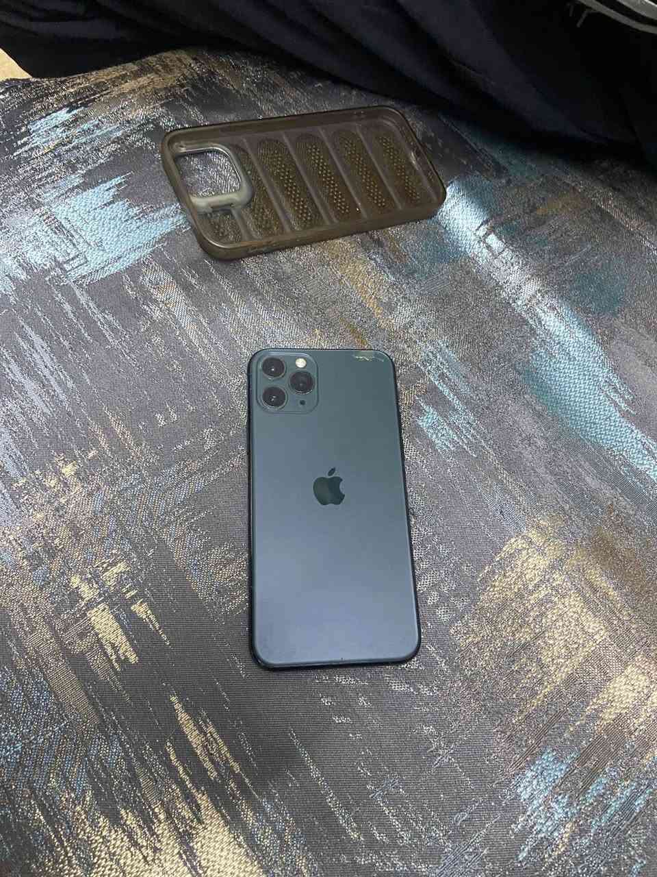 11proللبيع شاشه بيه سواد طلع يعني يرادله شاشه بطاريه ٨٢ مامبدله بغداد البياع ***********
