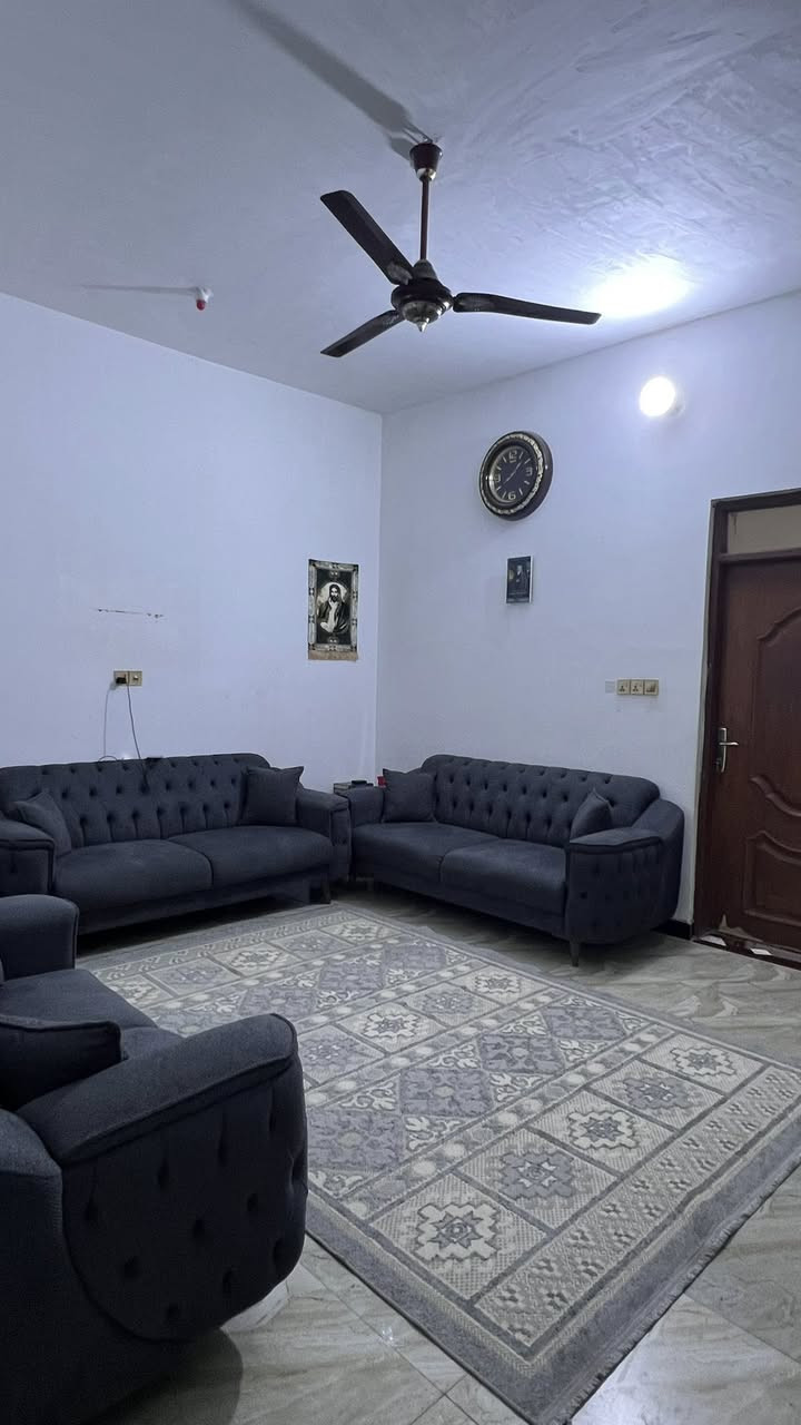 السلام عليكم هاي البيوت للبيع زراعي على الحولي الجديد ركن  مقابيل صيدليه الوطني التعليمي  مساحتهم 400 متر احنه بانين كل بيت 150 واحد بصف الثاني وبينهم سياج واحد راح اذكر تفاصيل البيت للمعلومه البيوت ثنينهم نفس شي  ونفس البناء 
كل غرفه 3 ونص * 5
والديوانيه 6*3ونص
والصحيات مترتين ونص * مترتين ونص
والطارمة 6*7 ونص
و100 متر على طول البيت موجوده ركن احنه مخلينها كراج للسيارات منضمن البيت  
 للاستفسار على الرقم ***********
