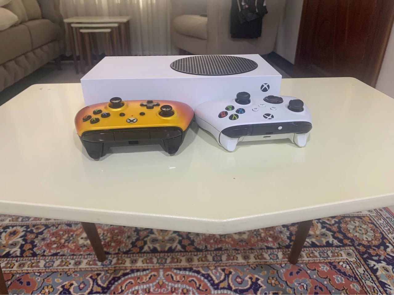السلام عليكم شباب،
عندي جهاز Xbox Series S للبيع، الجهاز نظيف جداً وأخو الجديد (استعمال حشمة لمدة سنة واحدة فقط). ما مفتوح ولا مصلح نهائياً، والوايرات الأصلية كاملة وية كارتونه ونظيف مثل ما طلع من الشركة.
 الملحقات والعرض الخرافي: الجهاز يجي وياه يدتين (2) وميزة قوية ومريحة:
1 اليد الأصلية: يجي وياها بطارية قابلة للشحن (Rechargeable) أصلية من شي إن (يعني تلعب وتشحن بنفس الوقت وماراح تصرف ولا دينار على بطاريات القلم العادية). ملاحظة للأمانة والمصداقية: بيها رتش خفيف بالأنلوق اليسار وتصليحها بسيط بحدود 10 آلاف بمركز المدينة، وعفتها على وضعها حتى المشتري يشوفها بنفسه.
2 يدة ثانية إضافية: شغالة 100% وما بيها أي مشكلة وممتازة لألعاب الثنائي (فيفا، مورتال كومبات، والمصارعة).
الجهاز كامل مكمّل وجاهز للعب الفوري، وماراح تحتاج تشتري أي قطعة وياه.
📍 الموقع: دهوك
💵 السعر: 310,000 دينار عراقي (وبيه مجال بسيط كلش للصاملين الطيبين).
البيع مباشر للمستخدم (الرجاء جماعة المحلات لا تبخسون بالسعر). المهتم يتواصل وياي على الخاص ويجي يفحص ويتوكل على الله. سميل, دهوك


**إذا كنت صاحب هذا الإعلان وتريد حذفه لأي سبب، رجاءا أرسل رسالة إلى الدعم الفني**