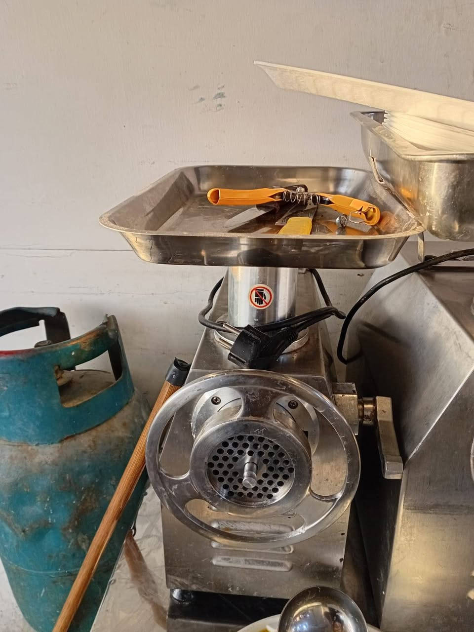 بيع غراض مطعم مستعمله فقط يومين*********** 
كاشير هوه ول ورقه كامل ب 500
ميز عرض ثمانين سانتبم ويطول ربع متار مغلف بل جام ول رضيه مرمر 550وبي مجال حكيه
حمايه ربع ملنكوات مستخدمه غاز وكهربا225
خلاط ستيل فقط قبق مكسور 200
مثرامه لحم 300
