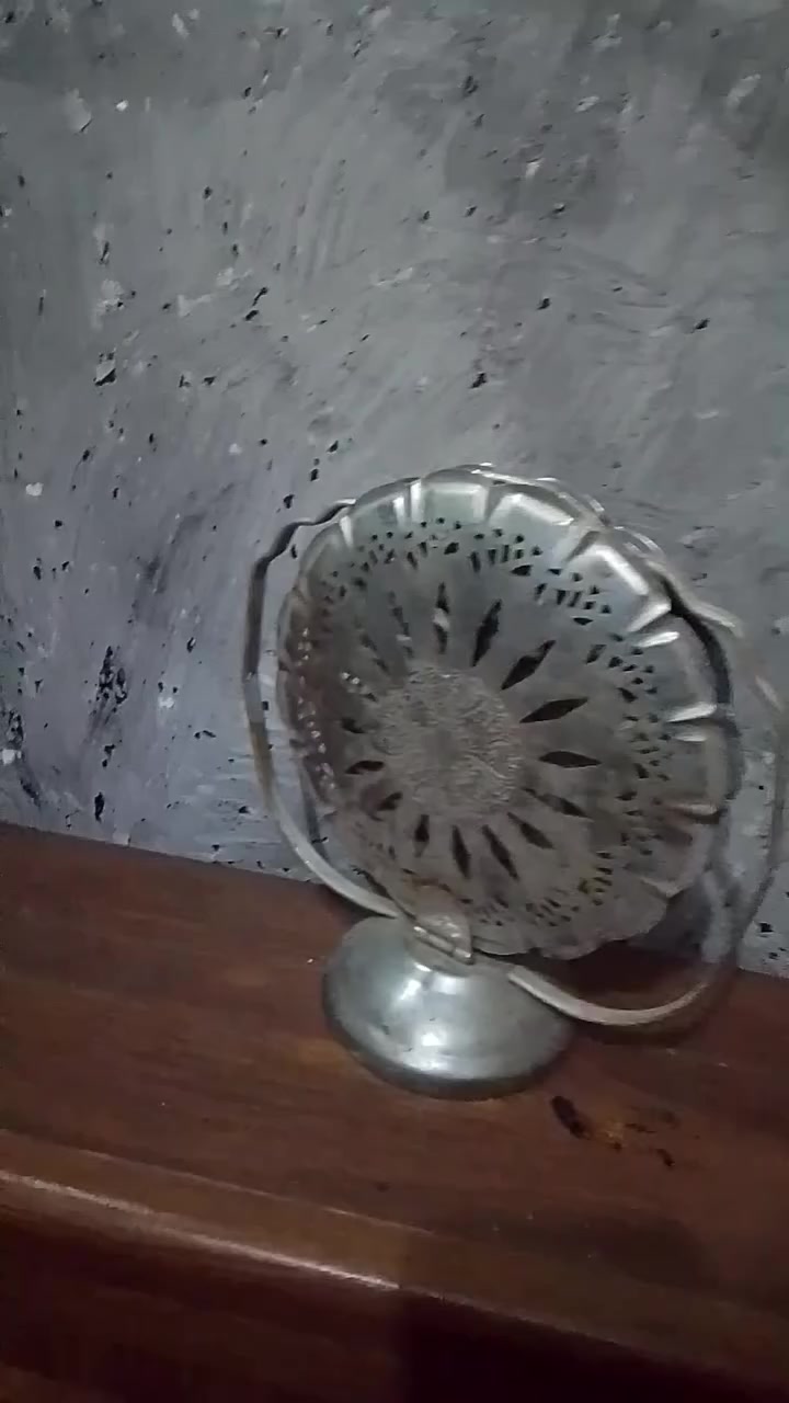 السلام عليكم تراثيات قديمه حيل نظافه عاليه شلعه 40 عنوان بغداد مدينه الصدر موجود توصيل***********
