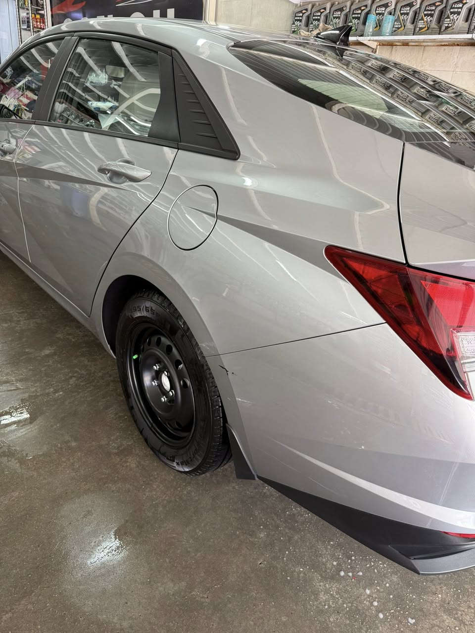 السلام عليكم 
هوانداي النترا موديل2022 وارد امريكي حادثها موضح في الصور  السيارة  بدون دواخل.  ايرباك راجع  المواصفات محرك 2000 دوش بصمه فتحه رادار امامي وجوانب ويل كب لد امامي خلفي كامره وشاشه وحساس كير ايتي  محرك تبريد مكفول من الفتح ماشيه 62 كيلو هزه وسنويه ورقم جديد بغداد بأسمي السعر 143 وبها مجال بسيط العنوان بغداد الامين 
موبايل ***********
