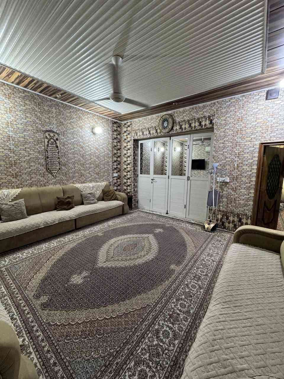 السلام عليكم 
دار في حي المهندسين 
100م 7 في نزال 14.3 طابقين بناء حديث صب 
يحتوي ع ٣ غرف نوم و٣ مجمعات صحية
رايدي بسعر 210 مليون وان شاء الله بي مجال
***********
