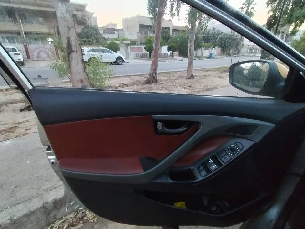 هونداي افانتي امضلع ٢٠١٢ تكسي رقم بغداد دولي چامات كهرب مري شفط محرك 1600 جي  دي اي للاستفسار الاتصال على الرقم ***********
