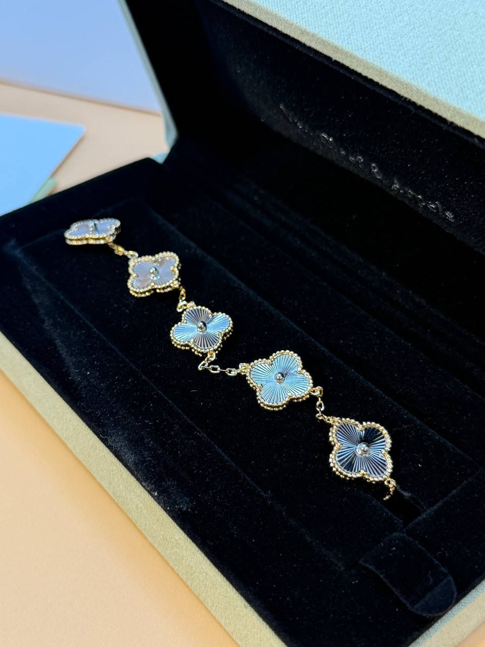 سوار فان كليف مختم اصلي مع الملحقات يوجد توصيل


**إذا كنت صاحب هذا الإعلان وتريد حذفه لأي سبب، رجاءا أرسل رسالة إلى الدعم الفني**