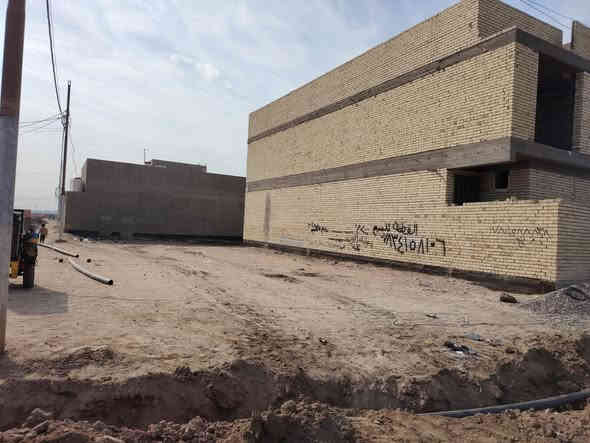 السلام عليكم عرصه للبيع بحي الكرامه مقابيل المستشفئ العرصات الجدد ٢٠٠ متر مربعه وركن واجهيه صايره العرصه مدفونه وسبيس ومحدوله يعني جاهزه لبناء وبيها ماي مسحوب لها محوله مال كهرباء بابها مجاري بابها مدرسه بابها تنزل لها من شارعين شارع مقابيل باب المستشفئ وشارع مقابيل سليم أبو الدهن كما موضح بلفيدو السعر خاص وهاذا رقم تلفوني ***********
