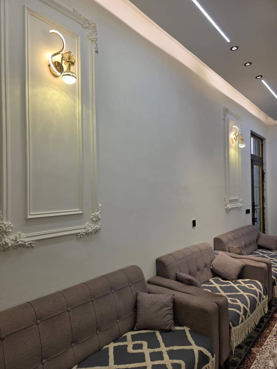 السلام عليكم بيت لبيع المساحه 150 متر٫50 7 في 20بل الرواد الحاكيه يحتوي البيت على 6 غرف نوم واستقبال ومطبخ وحولي ثنين مع 3 صحيات البيت فول كله ديكورات ولاساس رفت  بناء 2025 منطقه كامله خدمات نقص فقط التبليط بشهر 8 لو 9 كامله الاستفسار الاتصال أو واتساب ***********

