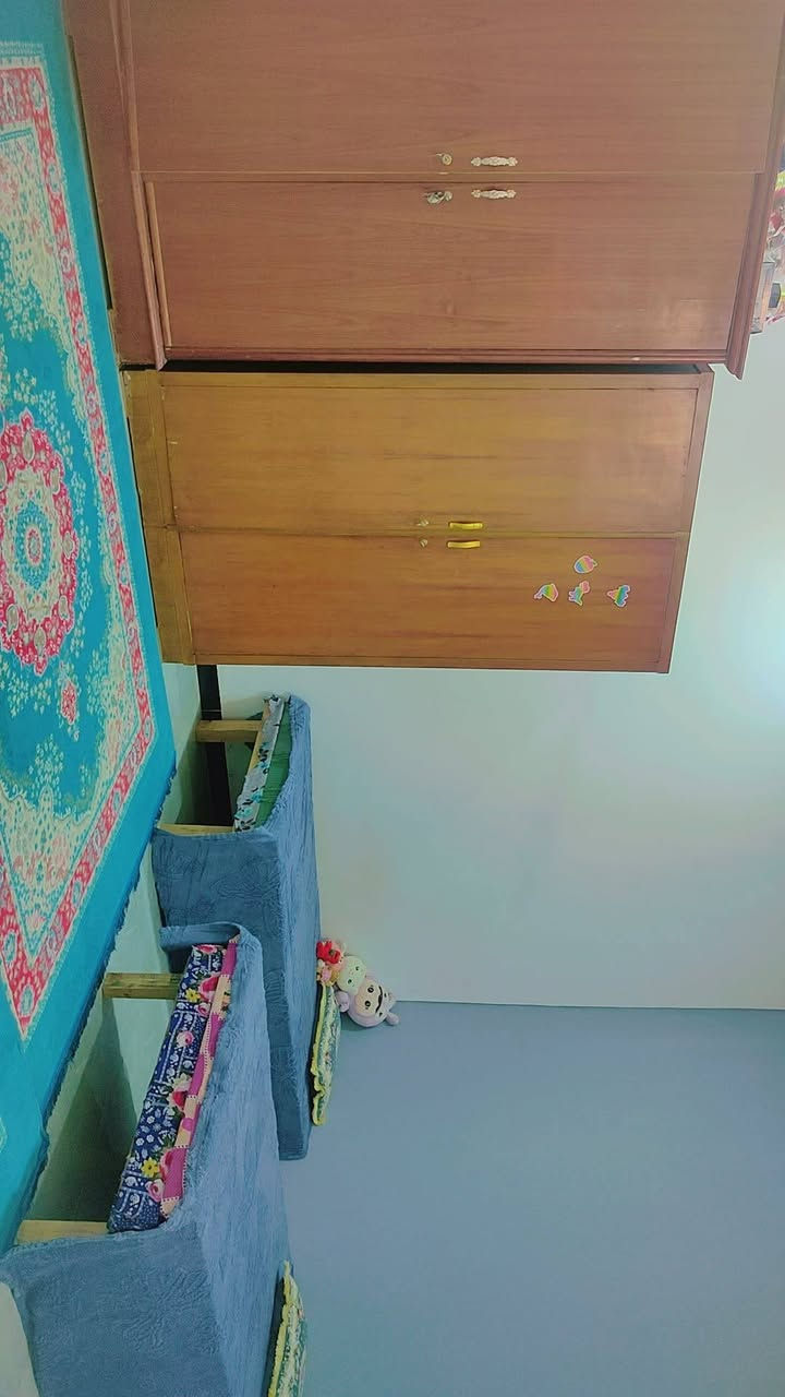 السلام عليكم بيت للبيع مع الاثاث المساحة ٢٠٠ متر زراعي حي النفط نزلت اسواق النخلة إقرار محكمة باسمي السعر خاص ***********
