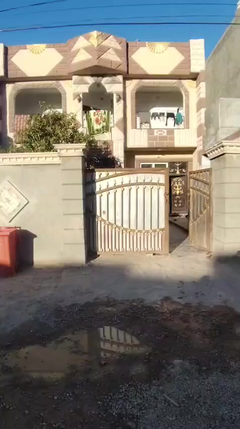 سلام عليكم بيت طابقين 300متر بناء 2017 بيت تصميم كلش حلو  غرفتين طابق الاول الطابق الثاني 4غرف +مجمع مطبخ حار بارد  مجمع داخلي استقبال مكان البيت الديوم خلف اسواق الزوبعي شارع عرضه 20 بيت كامل نقص فقط سقوف ثانويه للمطبخ والمجمع سعره كلش مناسب للاستفسار الاتصال او مراسله واتساب ***********
