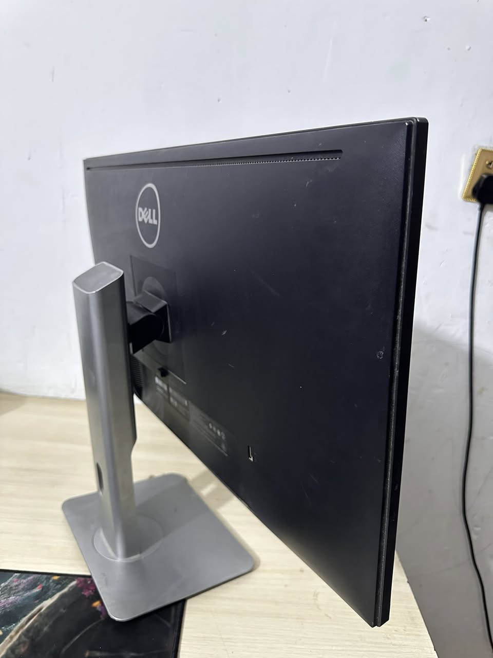 شاشة ديل احترافية Dell UltraSharp U2715H حجم 27 بوصة بدقة 2K
الوصف:
للبيع شاشة من الفئة الاحترافية المعروفة بدقة ألوانها الخرافية وعمقها، ممتازة جداً للمصممين، صناع المحتوى، والمحررين (Video Editors / Photographers) 
الموديل: Dell UltraSharp U2715H
الحجم: 27 بوصة (حجم مثالي للمساحة والعمل المريح
الدقة: 2K QHD (الوضوح 2560 \times 1440
نوع الشاشة (Panel): IPS ألوان حقيقية وزوايا رؤية كاملة.
دقة الألوان: تغطي 99% من ألوان sRGB (معايرة مصنعياً
الحواف: حواف نحيفة جداً وتصميم عصري أنيق.
المنافذ: تدعم HDMI, DisplayPort, Mini DP, ومنافذ USB مدمجة بالشاشة.
الستاند: ستاند ديل الأصلي المتحرك (تصعد وتنزل وتفتر عمودي وأفقي بكل سهولة
سعر 210
توصيل ماعندي اعتذر 
رقمي فقط تصال او واتساب 
***********
بغداد حي جميلة

