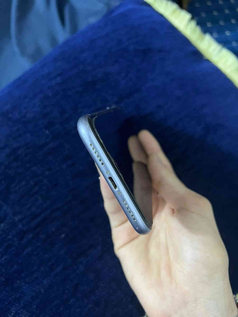 آيفون ١١ العادي نظيف ما مفتوح ولا مبدل بيه شي فول نظافه بطاريه ٨٧ السعر 275 للاستفسار *********** وبيه واتساب .

