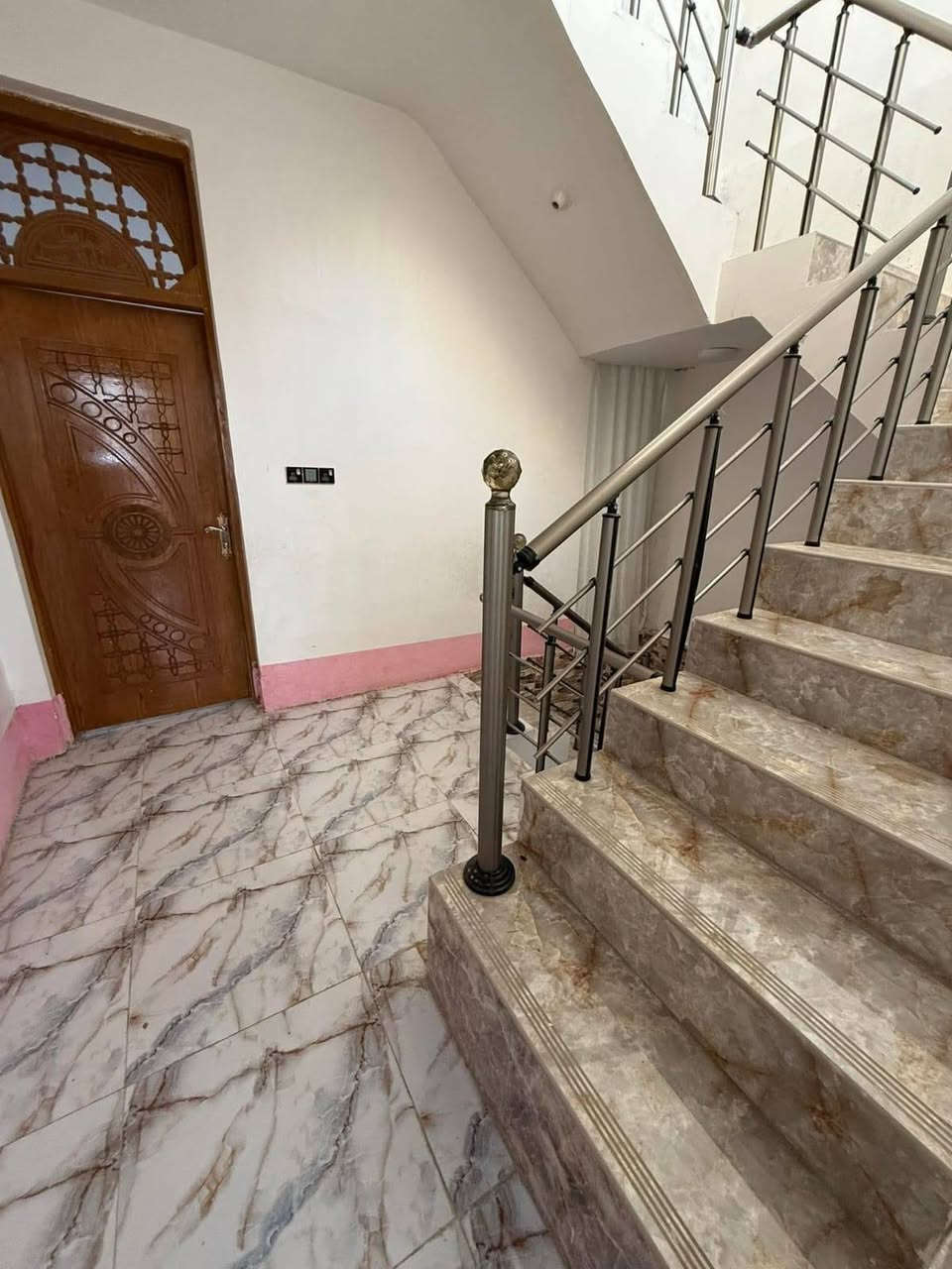 دار للبيع مساحه 50م 
طابو زراعي سند 25 تحويل مباشر 
بابل حي الكرامه قرب مكتب ياسر وتوت (بيع مستعجل )

طابقين.  3غرف نوم. 
الطابق الاول.    يحتوي 
غرفه نوم     هول.   مجمع صحيات.    مطبخ.    

الطابق الثاني 
غرفتين نوم.     بيتونه.    دار كامل ومرتب بناء حديث 

ملاحظه علما أن الدار مأجر بسعر 400الف 

السند موجود عندي حالياً.  بسم البايع حصراً 

***********
***********
