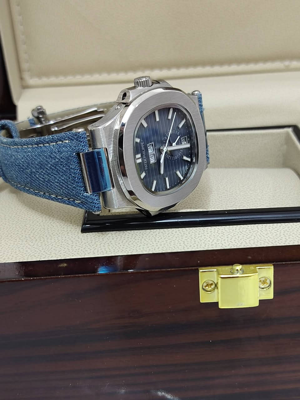Patek phillippe Nautilus Denim (كابوي)
ماستر - اوتماتيك


**إذا كنت صاحب هذا الإعلان وتريد حذفه لأي سبب، رجاءا أرسل رسالة إلى الدعم الفني**