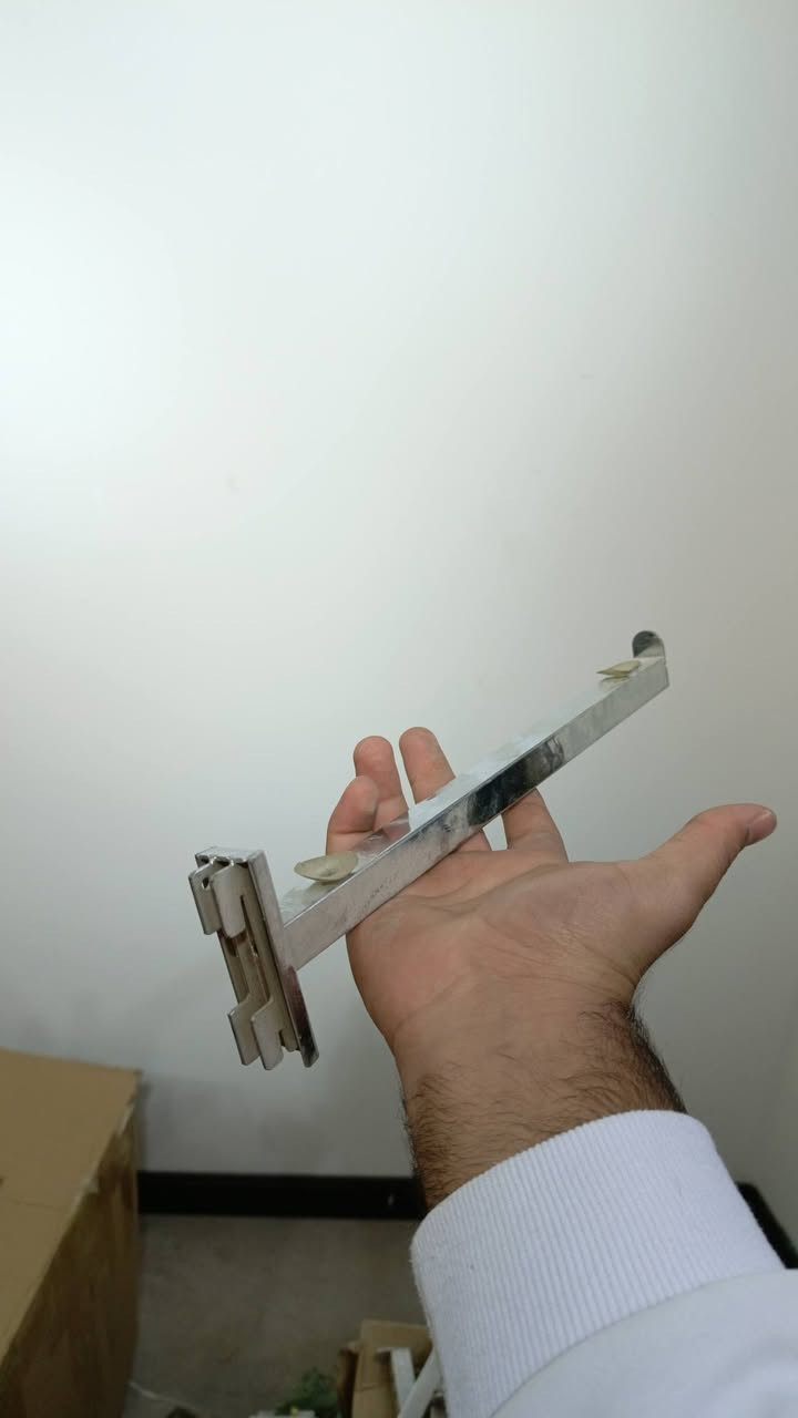 سلام عليكم للبيع متوفر كميات كبير بسعر مناسب واغراض ديكورات محلات ملابس للحجز والاستفسار ***********
