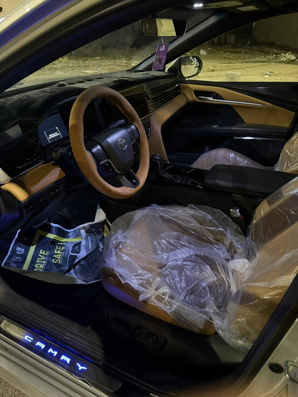 تويوتا كامري LE (خليجي) موديل 2025 

العداد : 12,500 كم السيارة كفالة عامة 

مغلفة الدعاميات الأمامية والخلفية والبنيد (ppf) / الداخل لون (مشمشي جلد ) نفس فئة اللومير فول السياره

المواصفات : 
محرك 2500 هايبرد 
بانوراما 
عدادات ديجتال رقمية 
شاشة كار بلي واندرويد 
كاميرا خلفية 
تبريد خلفي منفصل 
بردات خلفيه
كرسي السائق كهرباء 
هاند بريك كهربائي 
حساسات امامية وخلفية 
مرايا قابلة للكهرباء 
3 أنظمة قيادة 
لايت زينون مع LED 
ويل قياس 18 كروم ( لونين) 
منافذ USB و Type-c
صورة مرفقه للسونار فقط تعيار جزء من برغي الأبواب ( من الشركة ) 

السعر 27,900$ بيها مجال 

مكان السيارة الانبار الرمادي 

رقم صاحب السيارة 

***********
