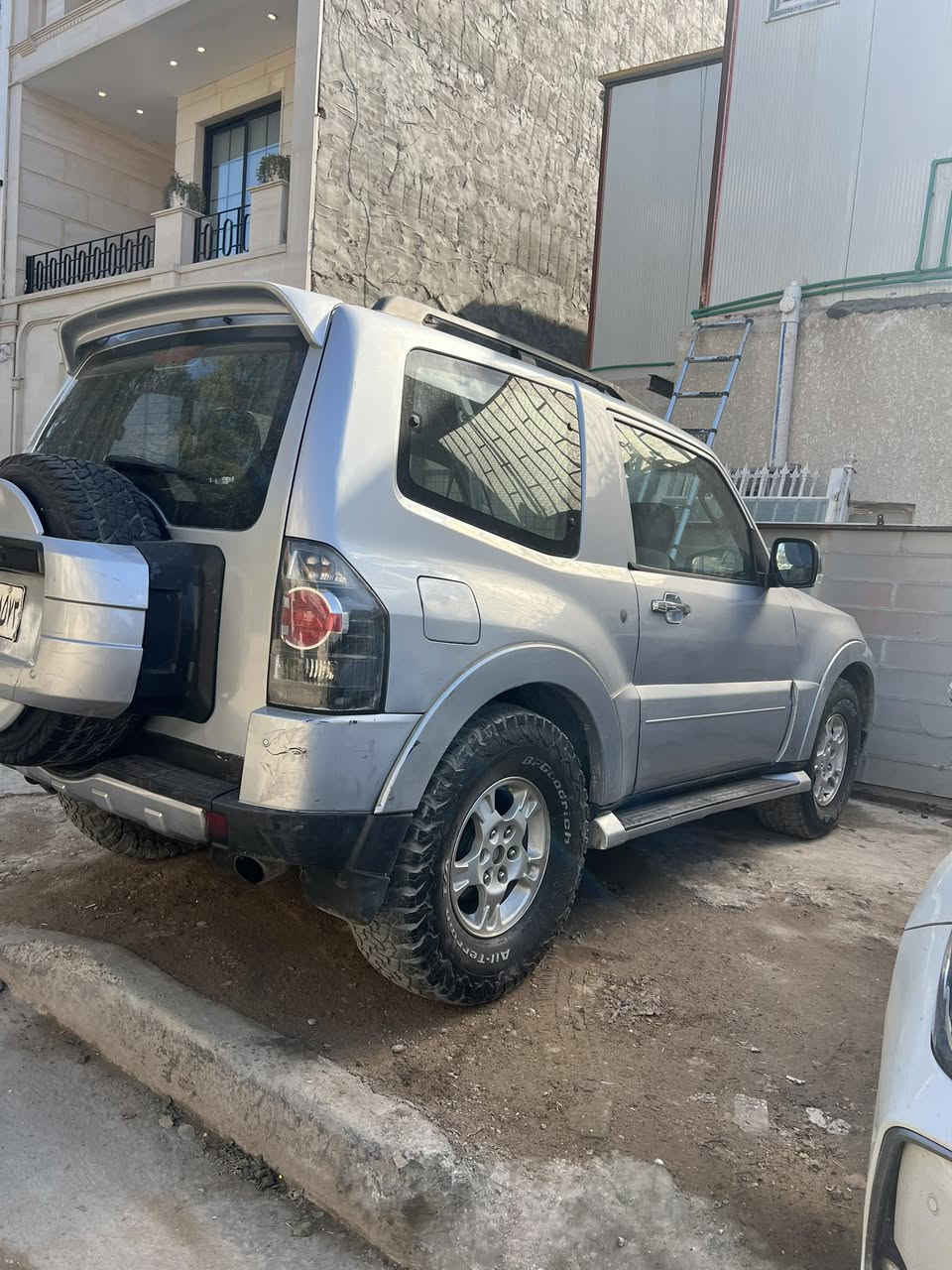 باجيرو للبيع 2008 تك باب مصبوغه عام  ب 88 وبيه مجال
***********
