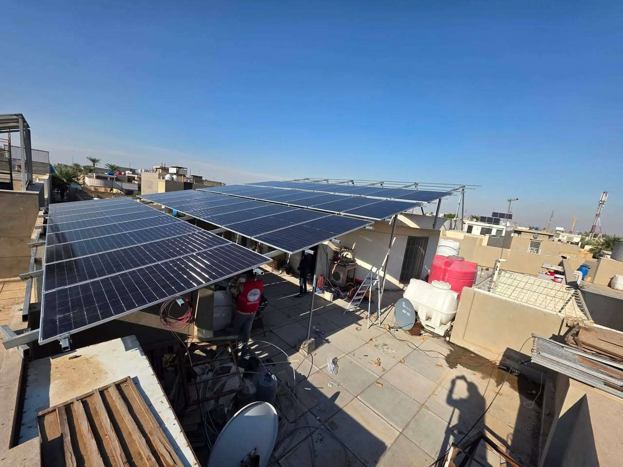 قامت شركة الجزيرة للطاقه الشمسية للطاقة الشمسية بتنصيب منضومة طاقة شمسية بقدرة ٣٥ امبير ليلي و٥٠ نهاري في محافظة صلاح الدين قضاء الدجيل حيث تم استخدام اجهزة من مناشئ عالميه حيث تم استخدام بطاريات بيسن گرين بحجم ١٦ كيلو واط عدد 2 وانفيرتر نوع ماركة ديا حجم 12 كيلو واط والواح لونجي عدد 16 لوح حجم 620 واط بضمان 15 سنه كل ذالك تم بواسطة كوادر شركة الجزيرة للطاقة الشمسية للحجز والاستفسار الاتصال على الارقام التالية
م . زيد ***********
م. معين ***********
