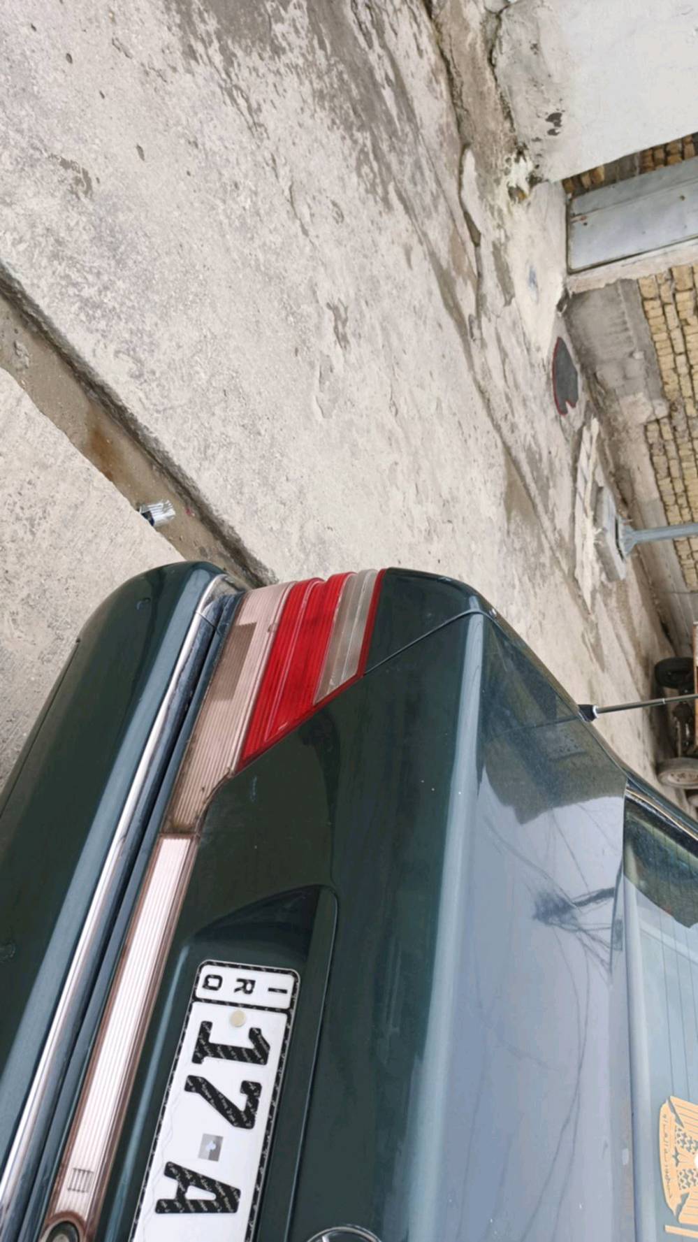 مرسيدس بنز بلون أخضر قاتم للبيع. السيارة بحالة جيدة من ناحية الهيكل والمظهر الخارجي. الدواخل مريحة وفاخرة مع تكييف هواء فعال. مناسبة لمحبي السيارات الكلاسيكية والقيادة المريحة. عجلات مميزة تعطي السيارة طابع رياضي جذاب.