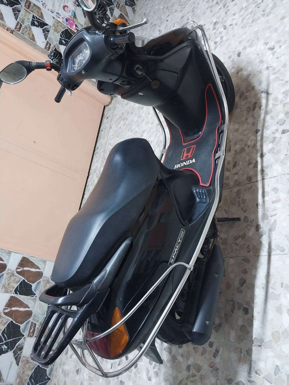 دراجه هونداي سبيسي 
محركها مكفول اخرس 
كهربائيتها كلها شغاله قفل جنطه قفل ستيرن اشاير ولايت 
دبل اشاره بيها درع الاصلي وبلاجكترات اضافيه 
دراجه عل بلادي كفرات اصلي ابو الختم 
بسعر ٩٠٠ الف 
كوت


**إذا كنت صاحب هذا الإعلان وتريد حذفه لأي سبب، رجاءا أرسل رسالة إلى الدعم الفني**