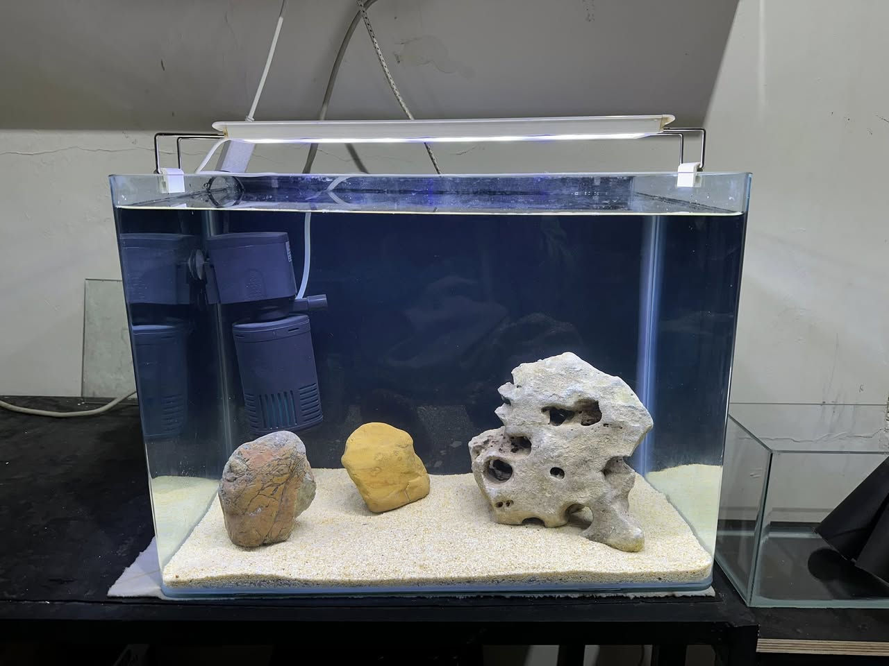 بە كاملی نرخی بۆتە  ٥٥ هەزار .. داشكانی بۆ كراوە
حەوزی شەریكەی پێش قەوس دیزاین كراوە
لیدێكی ستاندنی گیایی زۆر تایبەتی لەگەڵە
فلتەری ناو حەوزی لەگەڵەو هەمیش ئۆكسجینە
 بنی حەوزەكە بە بەردی ورد ڕازاوەتەوە
٣ بەردی گەورەی  لەگەڵە وەك دیزاین
پشتی باگراوندی ڕەشی لێدراوە
قیاسی درێژی ٥٠ سم بەرزی ٣٦ سم پانی ٣٠ سم
تێبینی : بەكارهاتوو
___________________
ئەوەی ویستی نامە بنێرێت لە واتس ئەپ یا ڤایبەر 
***********
گەیاندنمان تەنھا بۆ ناو سلێمانی ھەیە
