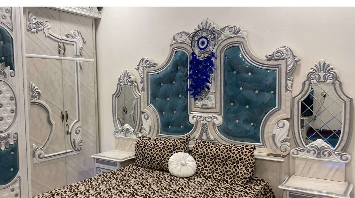 السلام عليكم عندي غرفه تفصال تركي شغل عراقي  نضيفه معنه كلامه. شخط مابيه ولا ضربيه ماصارلي. 6شهر من ماخذه  لا بيه ضربه ولا شخط كروت سياره عله ربع مرات  حته حله من صور  مكان غرفه بغداد ابو غريب  رقم ***********
