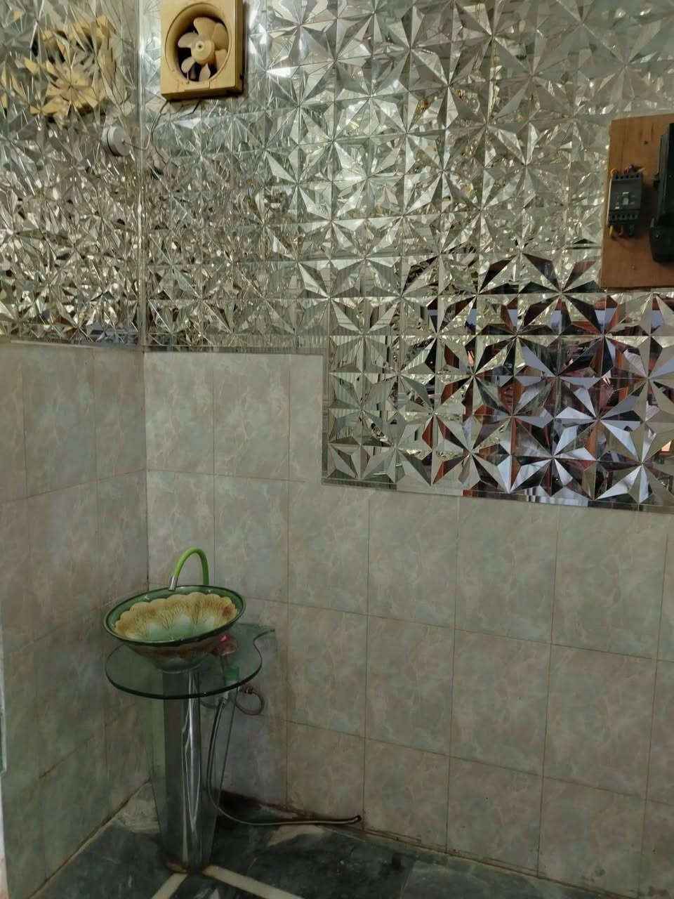 دار للبيع قرب الامام الحزة ع قرب محلات احمد جدوع المساحة ١١٧.٥ متر طابو صرف طابق واحد يحتوي على استقبال غرفة نوم صالة مطبخ مدخل مجمع صحيت ٢ 
الاتصال ***********
