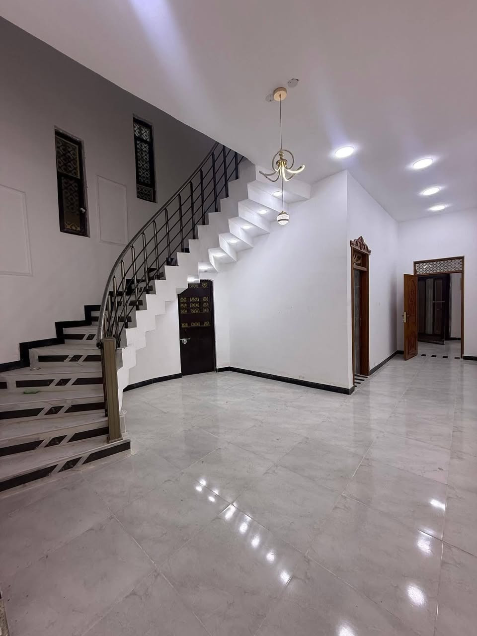 ألسلام عليكم ورحمه الله وبركاته
***********
توفر دار سكن للبيع

بسعر مناسب حسب الموقع

بناء حديث تسليم مفتاح

مساحه 200 م
شارع 10 متر
جميع الخدمات متوفره

منطقه سكنيه مرتبه هدوء

#سعر 97مليون وبي مجال

محتويات الدار
كراج

ديوان كبير

صاله واسعه

غرف منام 2 

مطبخ واسع
صحيات خارجيه داخليه + مناور

نوع العقار طابو ملك صرف زراعي عراقي سند 25

العنوان البصره حمدان البز قرب جامع فاطمه

للأستفسار ***********
