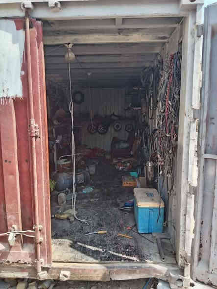 للبيع حاويه فارغه طوله 6 متر صغيره السعر(مليون ونص وبيه مجال العنوان بغداد البياع استفسار أكثر اتصل ***********
