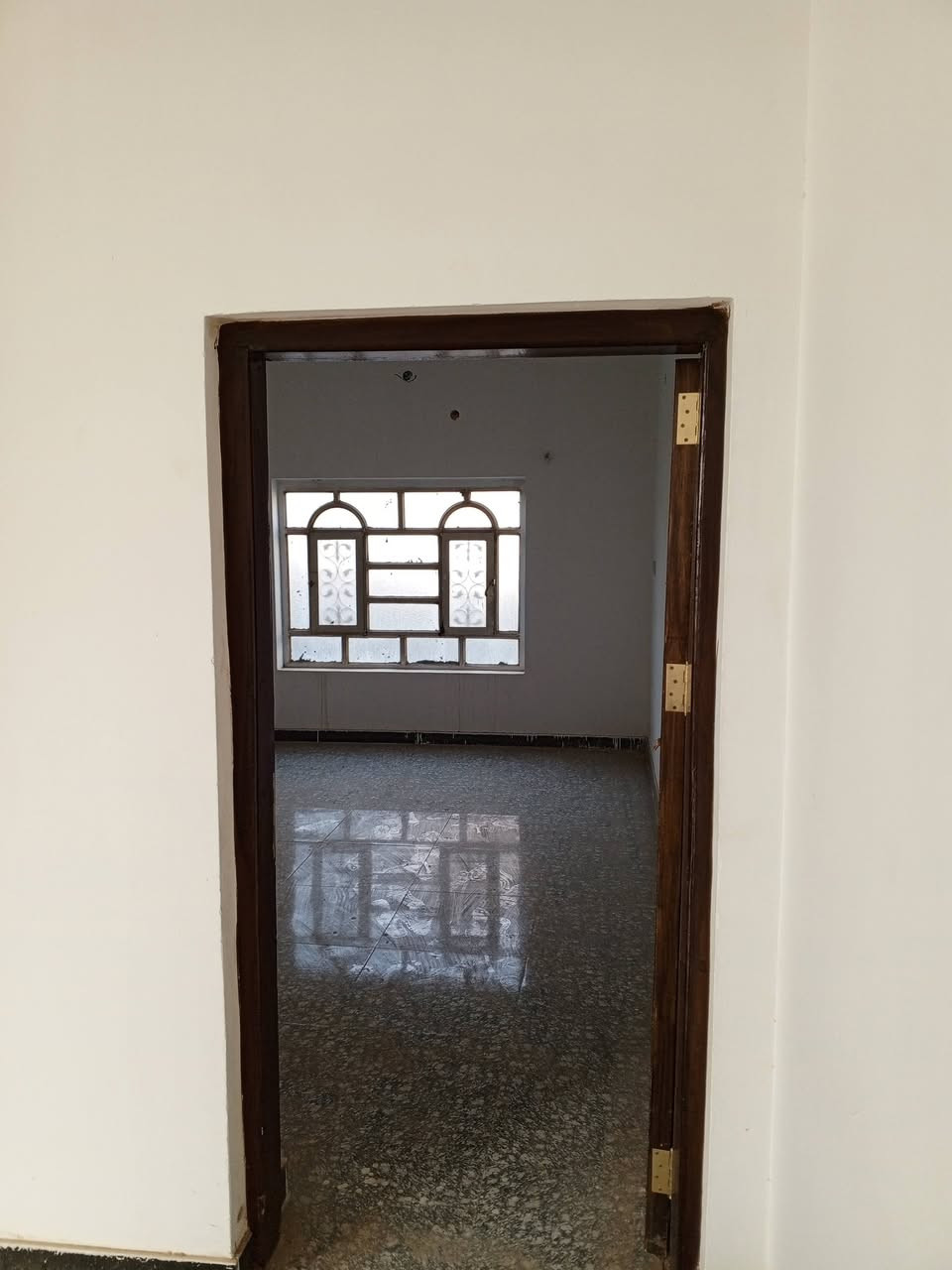 بيت للبيع طابو صرف المساحة 150م طابق ونص 
غرفتين نوم كلدور استقبال مطبخ كراج 
 حي الحسين ابي غرق خلف البانزين خانه البيت فارغ تتكاتب تستلم مفتاح ومبروك عليك 
  *********** واتساب
