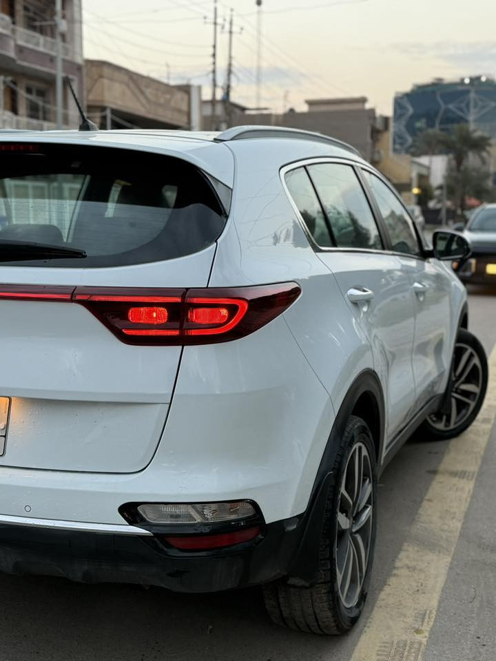 السلام عليكم 
سبورتج 2020 وكاله كيا الدولية  
مكفوله سياره من صبغ وبارد /كير ومكينه ع وضع شركه
حساسات امامي خلفي 
داخل عسلي ( جلد و مخمل)
تحكمات جهتين 
يدات نيكل 
محرك 2000 ( دوش)
شاشه اندرويد   
نظام ترحيب 
مري كهرباء 
تبريد امامي خلفي 
انضمه قيادة ايكو نورمل سبورت 
سيارة مال بيت 
مكاني بغداد الكرخ 
سعر 203 بيها مجال بسيط 
***********
