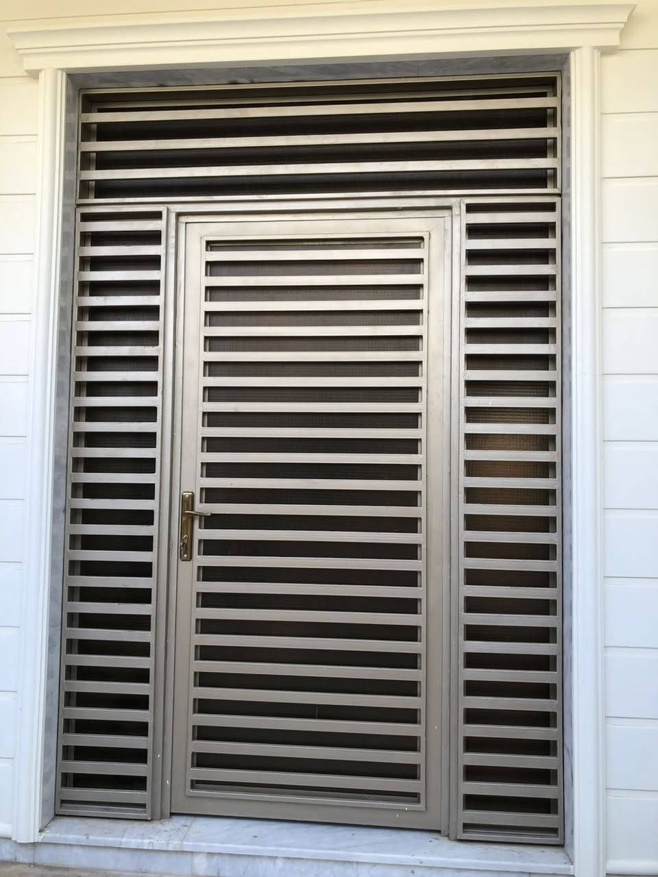 سلام عليكم بيت للبيع بالعصافير نزلت الصناعة قرب 
مركز الشرطة أولى بيت يصير مساحة 130 متر طابق واحد بي غرفه وداخلها حمام وبراني وصالة ومطبخ وحمام داخلي وخارجي  البيت كله مرمر  وأرتفاع عن الشارع خمسة بايات كلش مرتب وبناء درجة أولى ***********
