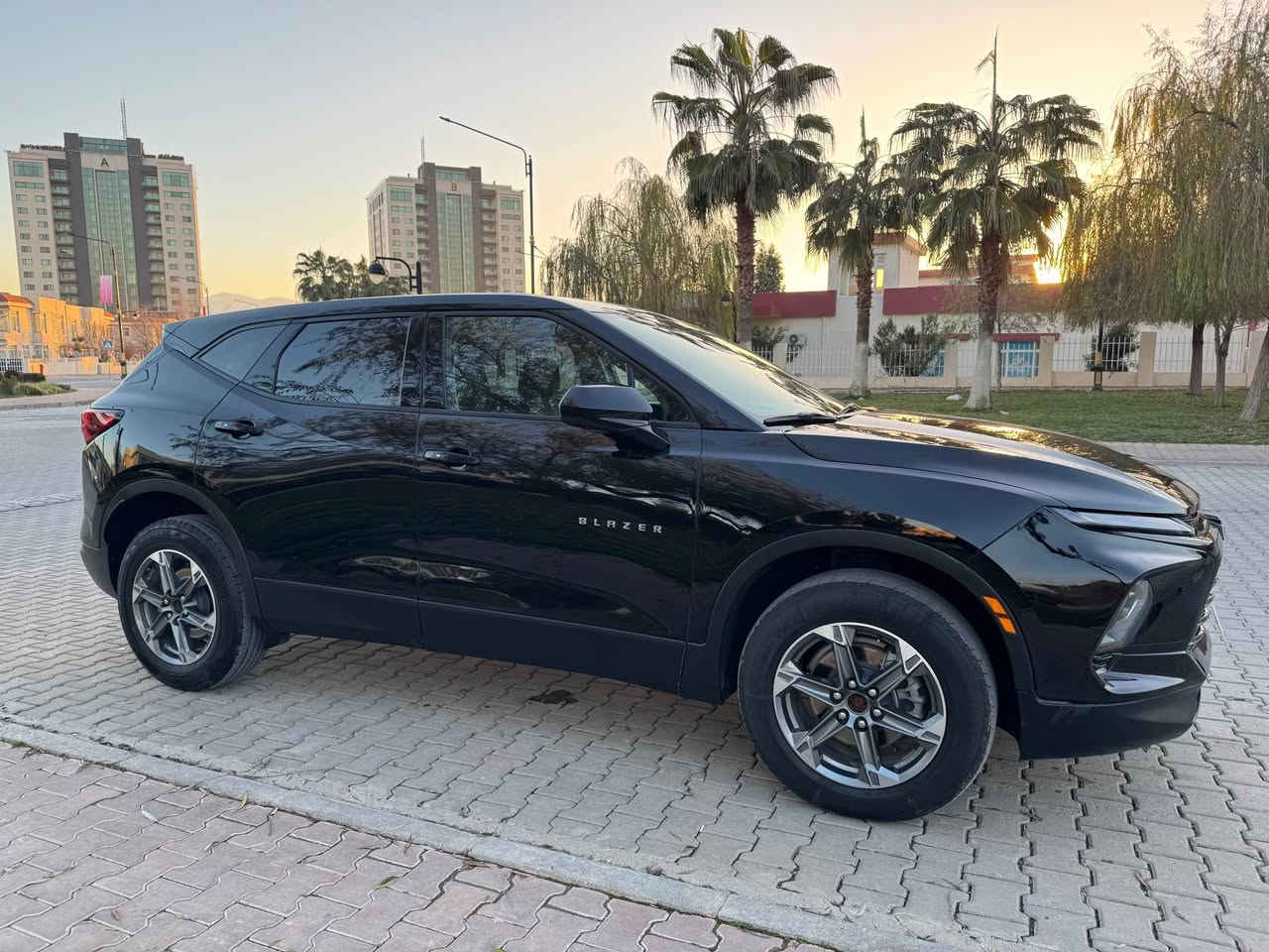 🚗 للبيع: شفروليه بلايزر 2023 – بحالة ممتازة جداً

✨ سيارة عائلية مميزة تجمع بين الأداء القوي والراحة والفخامة

🔹 المواصفات:
 • محرك 4 سلندر تيربو (اقتصادي وقوي)
 • ممشى: 28,000 مايل فقط
 • كاميرا خلفية
 • رادار أمامي
 • حساسات أمامية وخلفية
 • مثبت سرعة
 • حساسات ورادار في المرايا الجانبية
 • جنوط كروم أنيقة
 • شاشة كبيرة
 • مقاعد مخمل كهربائية
 • تدفئة للمقاعد
رقم اربيل 

🎨 لون مميز وجذاب جداً
🛠️ السيارة مخدومة بالكامل وجاهزة للاستخدام
📌 ملاحظة: حادث خفيف جانبي (تم الإصلاح باحتراف)
✔️ السيارة نظيفة جداً ومناسبة للعائلة

📞 للتواصل (اتصال / واتساب):
*********** كركوك, العراق
