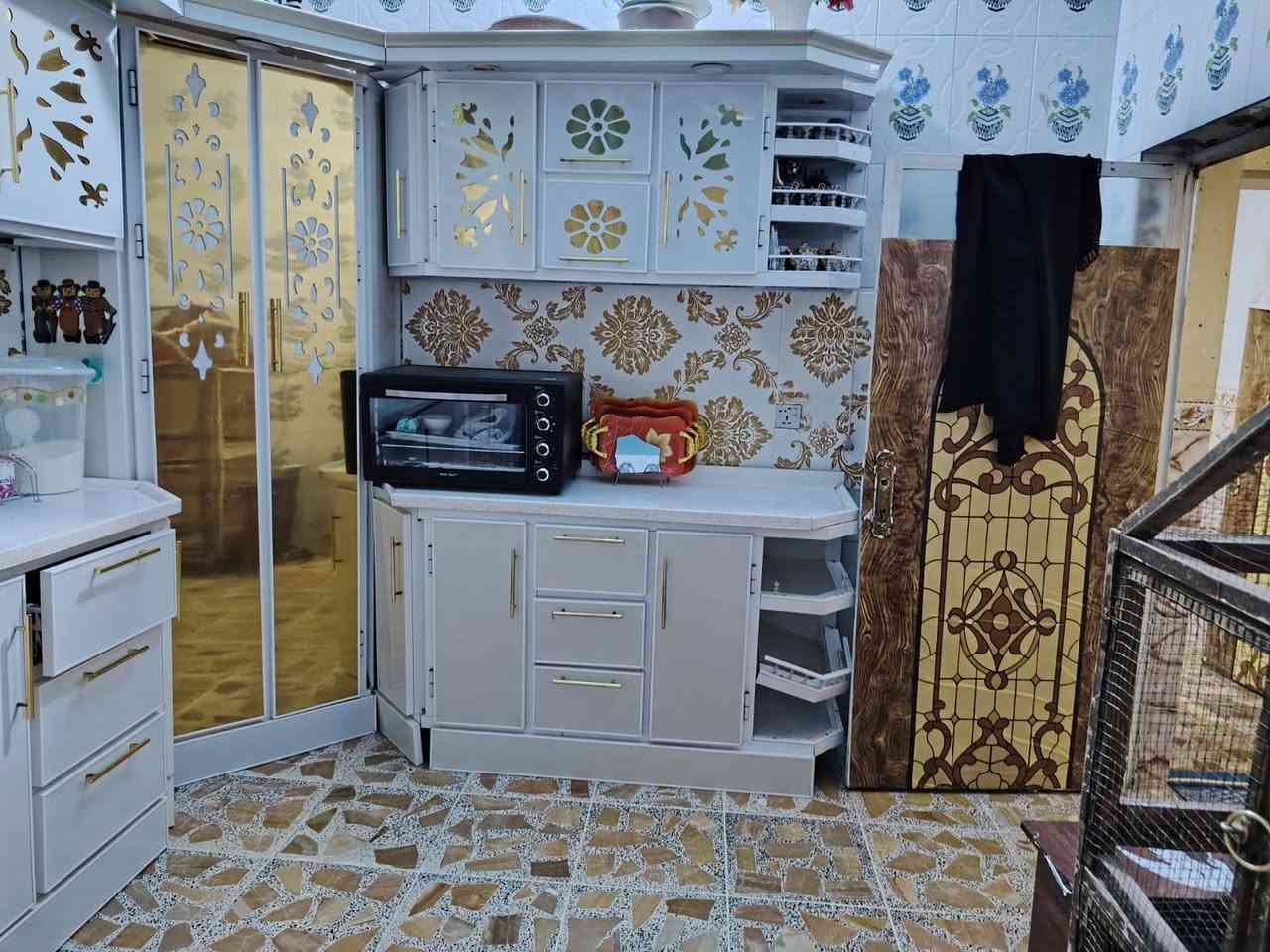 السلام عليكم ورحمه الله وبركاته
كاونتر للبيع المنيوم درجه اولى نضيف سعره مليون وبي مجال قليل مكاني الشعب سبع قصور 
الهاتف ***********
