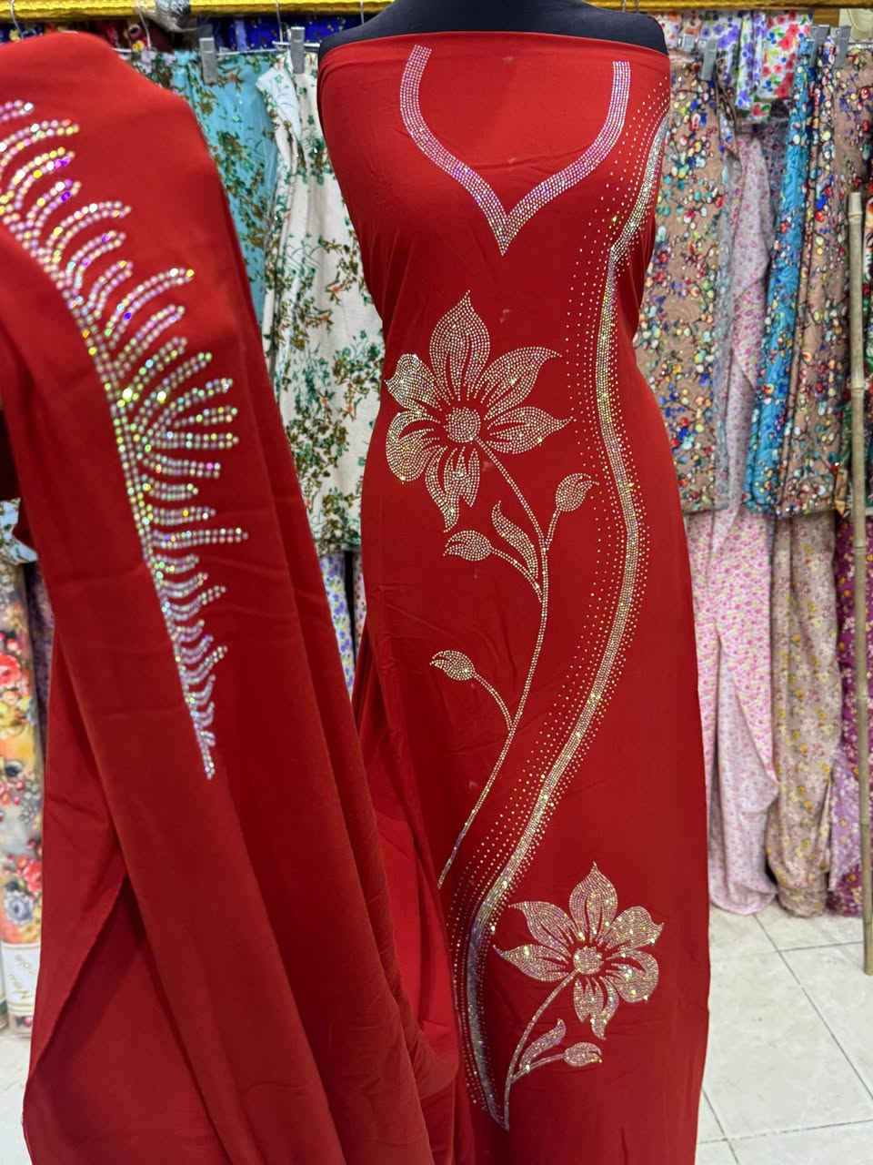 نقشات الجديده نقش كامل 🌺
شذر الاصلي منقوش للكاع مع الردن  

قماش كشمير كابوي مطاط الاصلي 

القطعه مترين ونص 

سعر القطعه 15.000 

متوفر جمله ومفرد 

توصيل جميع محافضات العراق 5.000@الجميع


**إذا كنت صاحب هذا الإعلان وتريد حذفه لأي سبب، رجاءا أرسل رسالة إلى الدعم الفني**