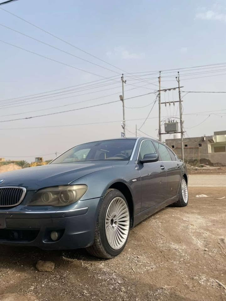 موديل 2007. محرك 740. 8 سلندر
*********** تحكم كشنات تبريد كشنات. تبريد خير من الله 
تخم تاير.   كير جر جديد محرك نضيف  لا تنقص ولا تبخر. 
سياره مال جناي بيبان شفط مثبت  سياره ترقيم جديد بس دفع كمرك  مرقم سعر 110 وبيه مجال
