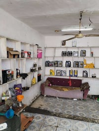 محل دهن مع غسل سيارات للبيع حي الوحده مقابيل مستشفى الحميات07808056673