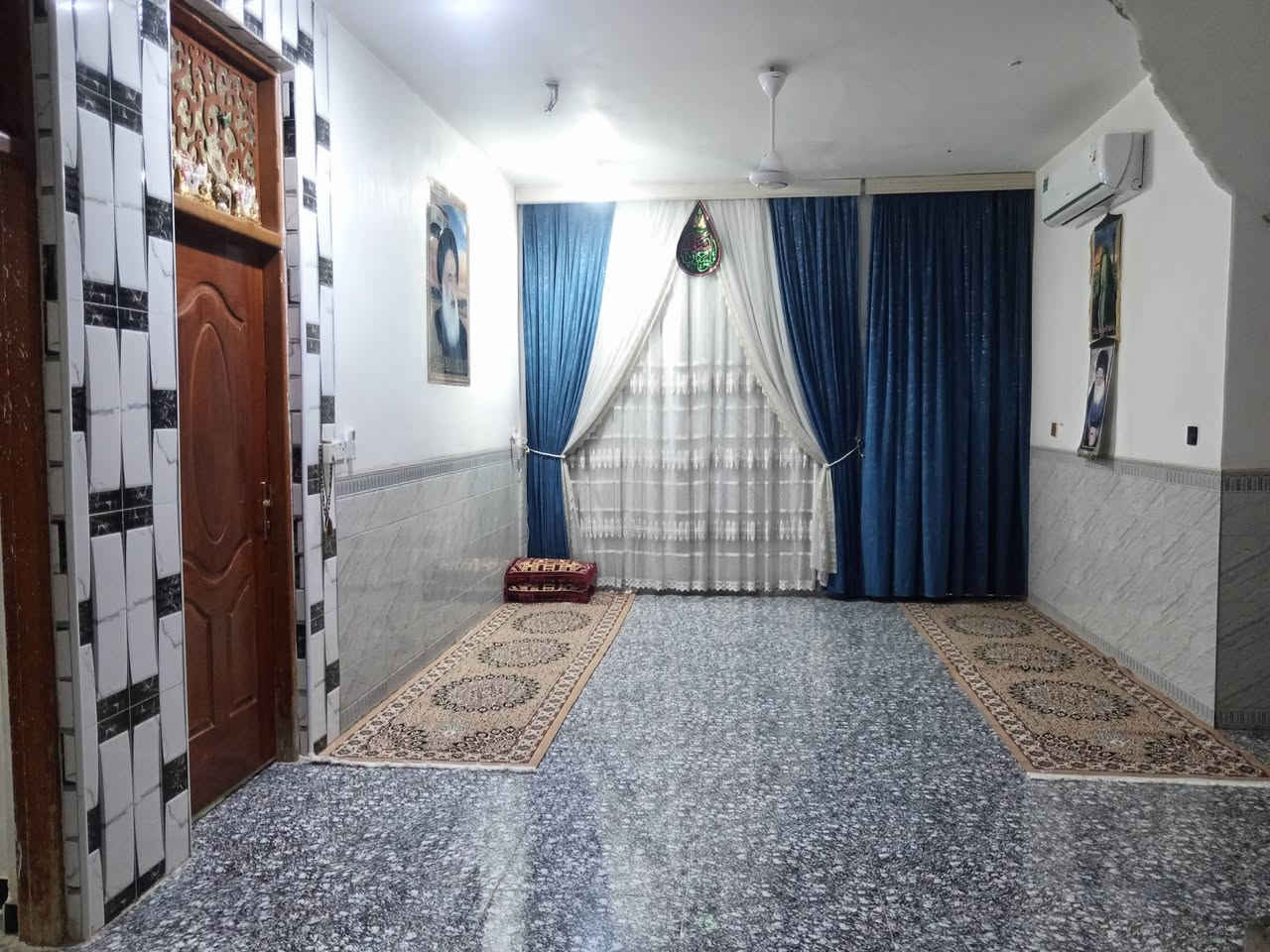 بيت للبيع المساحه٢٥٠م المكان حي الجوادين يحتوي على غرفتين نوم وصاله كبيره و مطبخ و استقبال وحمامات داخليه وخارجيه الاستفسار الاتصال على الرقم ***********
