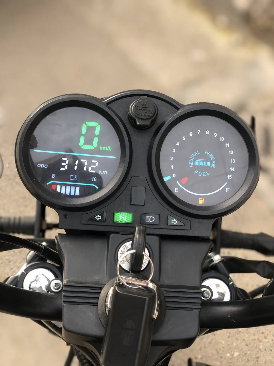 السلام عليكم
دراجة نامي / هونزدا 

 نظافة 100‎%‎ مابيها نقص برغي 

ماشية 3 الاف ، اخت الزيرو

دراجة ممشتغلة دلفري ومداريها 

صارلها عشرين يوم من اخذتها 

مرقم اصولي بغداد / رقم انكليزي 
سويجات ثنين مع بصمات ثنين 

السنوية بأسم الشركة انطيك رقمهم وموجود بالمرور المعقب مالتهم تروح تحول مباشر

كله كامل كهربائيات او غيرها ماكو اي نقص كلشي واضح

الدراجة تاخذها تطلع على باب الله گبل

السعر المطلوب / 1،850 بيها مجال للشراي

العنوان / بغداد - الحرية - دور نواب الضباط

للأستفسار / ***********
