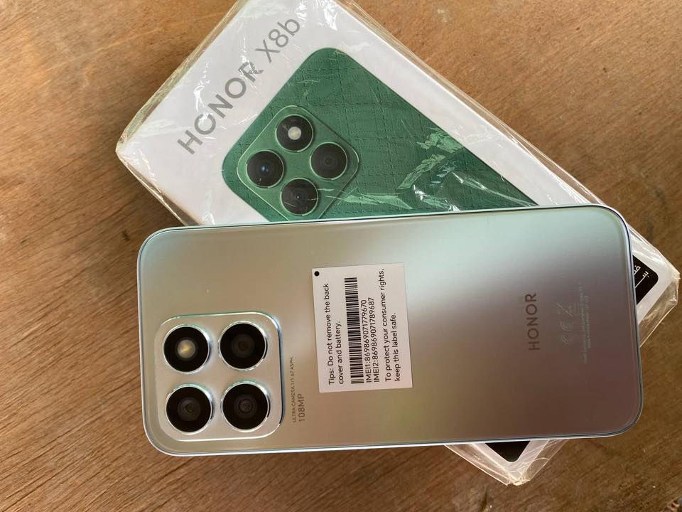 السلام عليكم هونر X8B رام 8 ذاكره 256 بحاله ممتازه ونضيف بودن اي ضرر  كامل ملحقاته سعره 180 وبيه مجال مكاني صويره ماعندي توصيل ‭0785 297 2373‬

