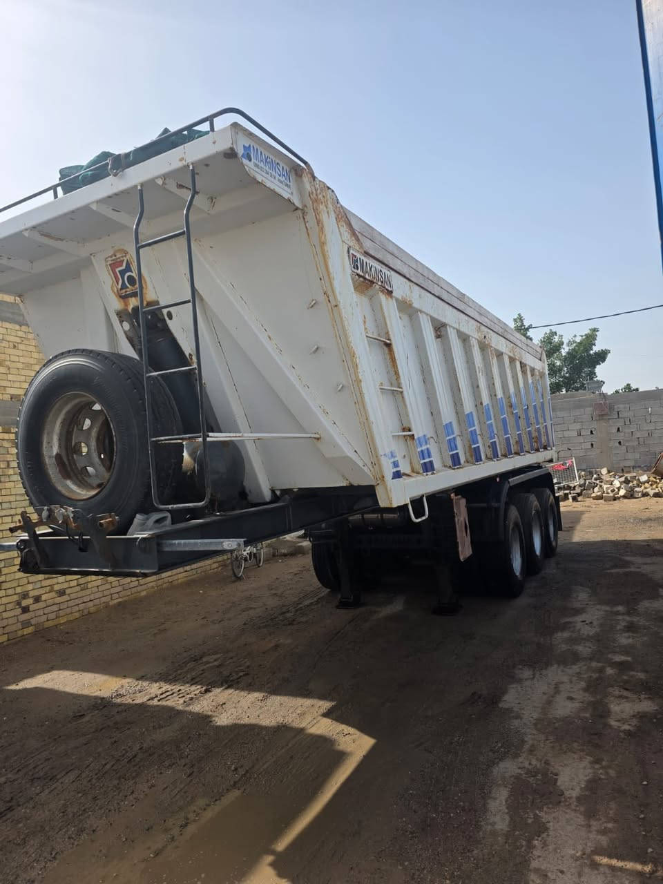 عربانة ماكنيسان 2015 كفالة تخم حدادية  وتخم تاير ذرعه 27م بلاد 30 ويه التعلاوة  الاتصال ع الرقم 
***********
